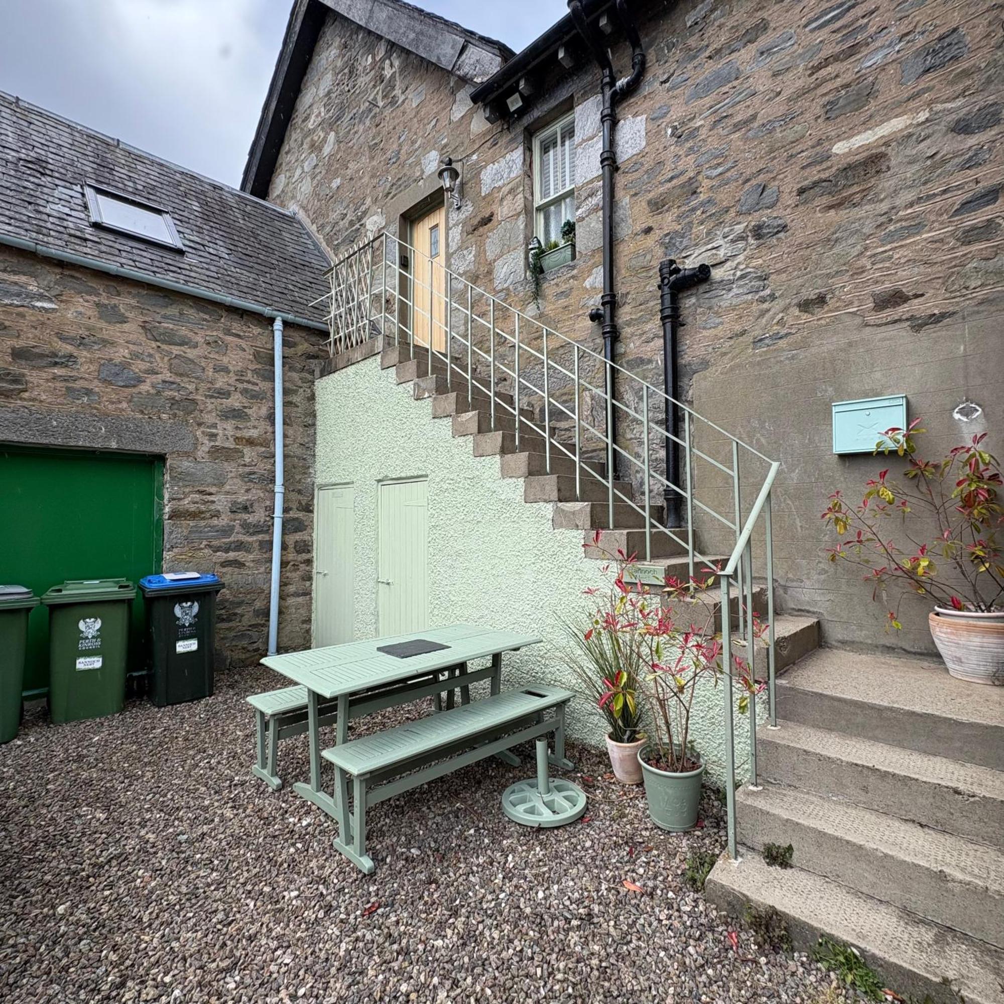 The Rannoch Nest, Kinloch Rannoch Apartment ภายนอก รูปภาพ